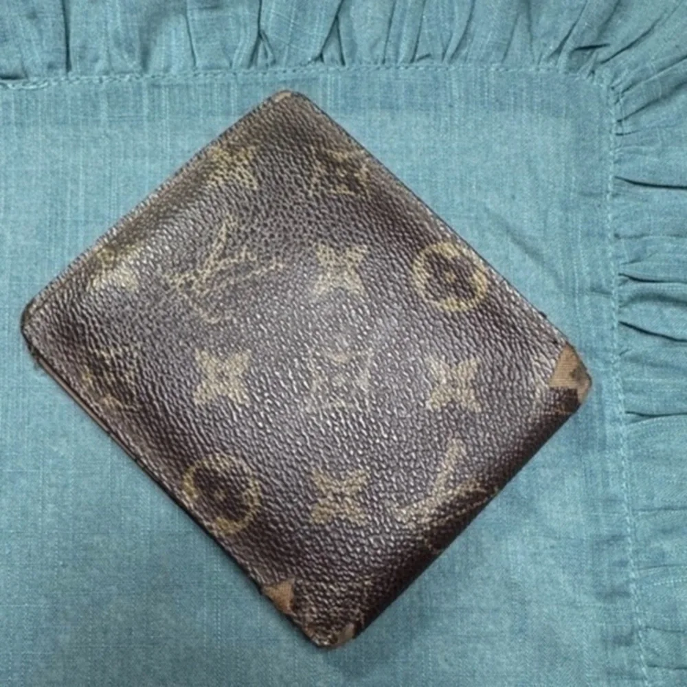 AUTHENTIC Louis Vuitton wallet. Monogram canvas.